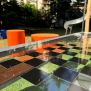 HPL Bench Chess and ludo game speelbord met oranje zitelementen voor buitengebruik.