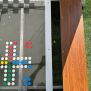 HPL Bench Chess and ludo game met houten zitbank en kleurrijk speelbord geïntegreerd in tafelblad.