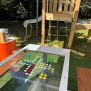 HPL Bench Chess and ludo game met kleurrijk speelbord en houten speeltoestel op de achtergrond