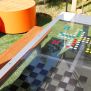 HPL Bench Chess and ludo game met houten zitbank en kleurrijk speelbord voor buitengebruik.